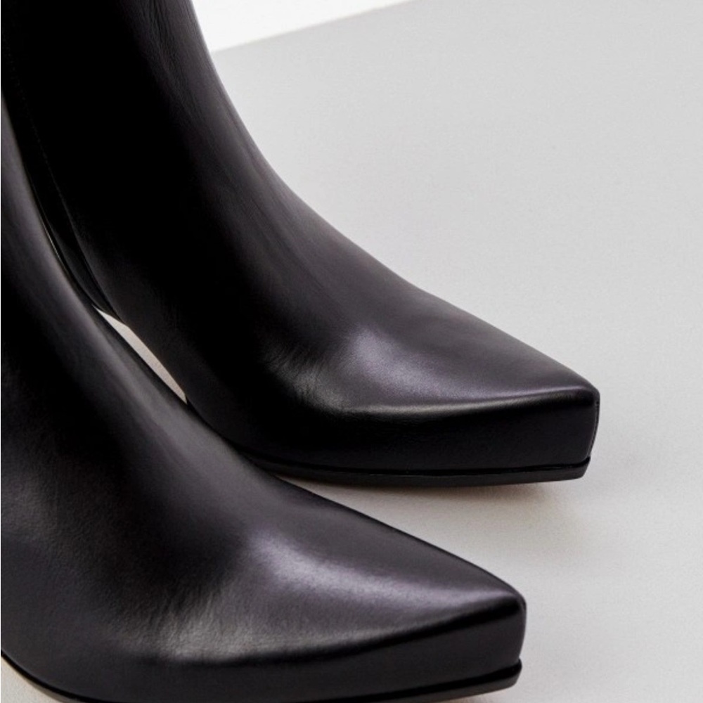 Sports Max Viale Boots. Size 37 US Size 7. 100% Leather. New In Box. MSRP $945 - Picture 2 of 10